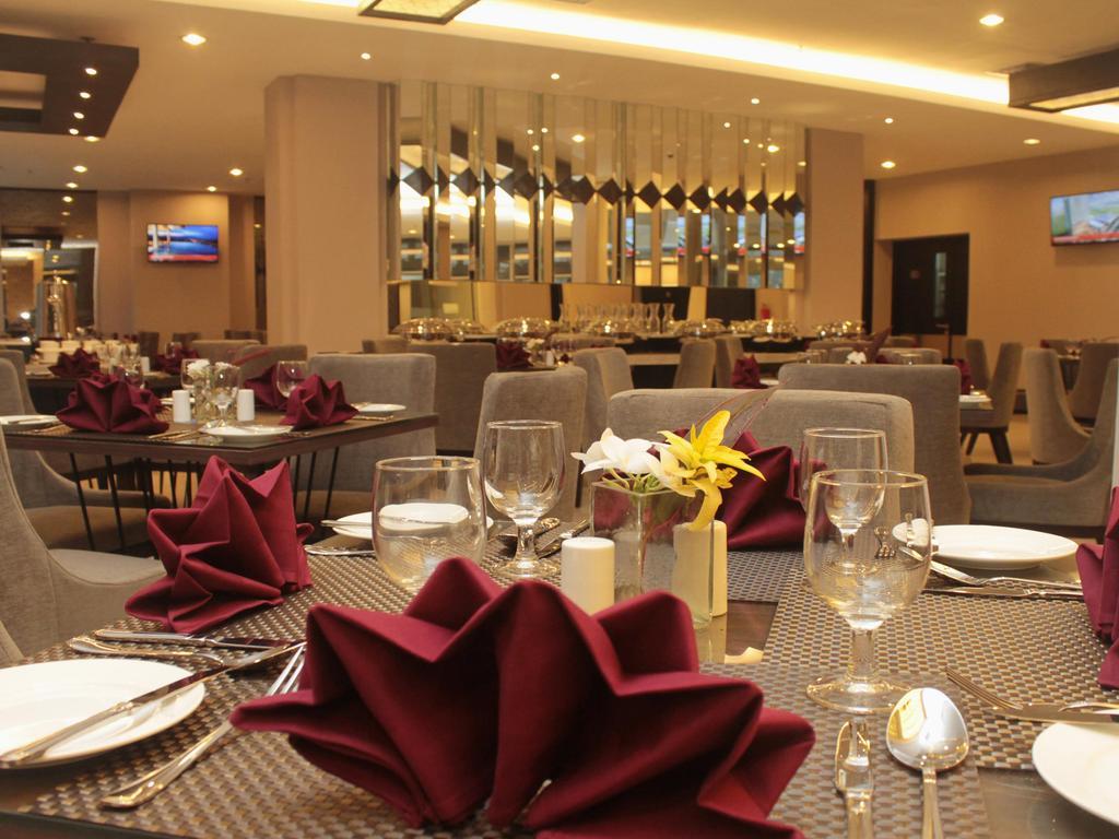 Swiss-Belinn Tunjungan Surabaya Exterior foto