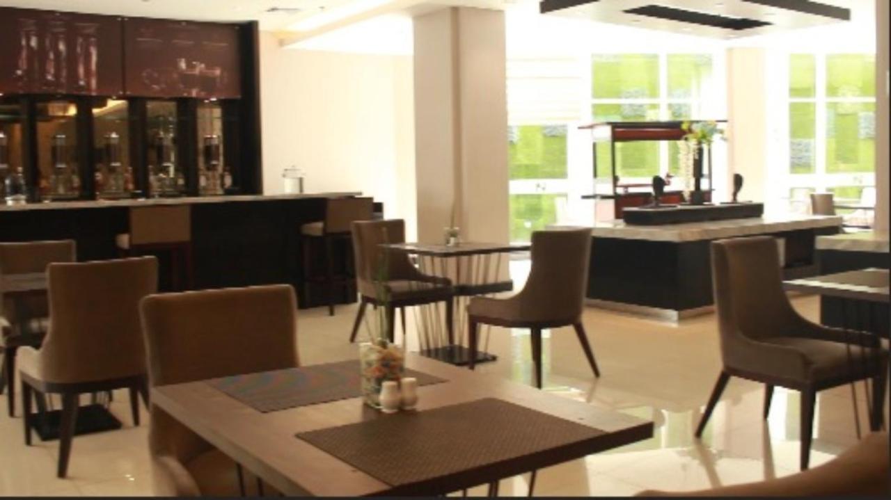 Swiss-Belinn Tunjungan Surabaya Exterior foto